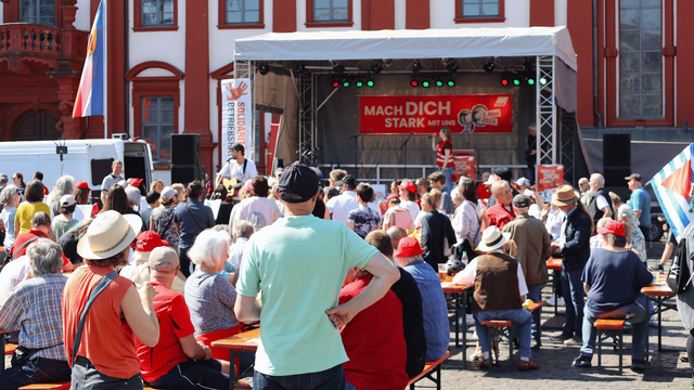 Bild zeigt die Bühne auf dem Markplatz der Demo zum 01. Mai