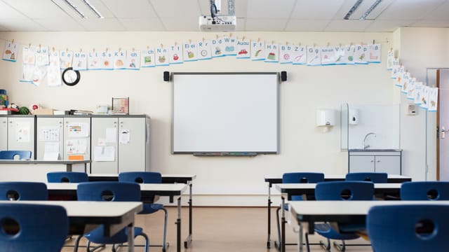 Bild zeigt das Klassenzimmer einer Schule.