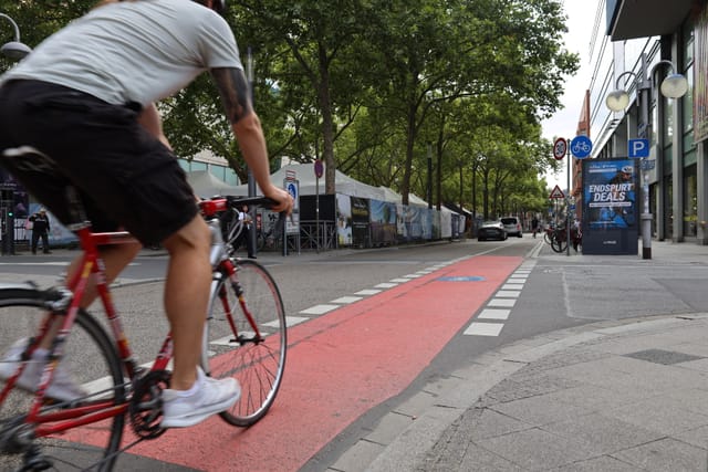 Kunststraße N7: Sicherheit auf dem Radstreifen